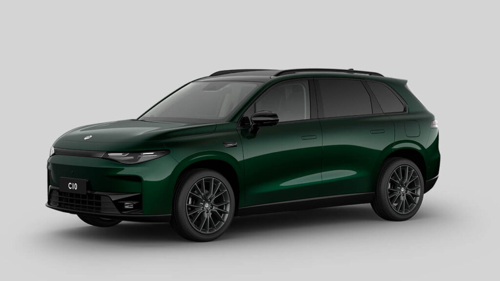 Ein dunkelgrünes SUV-Fahrzeug auf grauem Hintergrund. Das Auto hat ein modernes Design mit schlanken Scheinwerfern, getönten Fenstern und sportlichen Felgen. Auf der vorderen Stoßstange ist die Beschriftung C10 zu sehen.