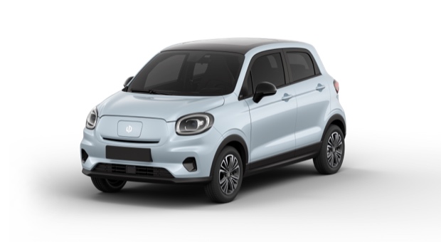 Ein kompaktes, hellblaues Auto mit schwarzen Fenstern und einem schwarzen Dach. Es hat abgerundete Scheinwerfer und einen schlichten Kühlergrill. Das Fahrzeug steht vor einem neutralen weißen Hintergrund.