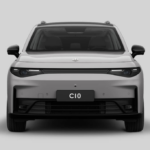 Ein modernes Auto in silberner Farbe, frontal fotografiert, auf grauem Hintergrund. Das Nummernschild zeigt C10. Die Scheinwerfer sind schmal und elegant gestaltet. Das Design ist stromlinienförmig und zukunftsorientiert.