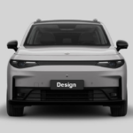 Ein graues Auto mit modernem, minimalistischen Design ist von vorne zu sehen. Es hat schlanke Scheinwerfer und eine schwarze Frontstoßstange. Auf dem Kennzeichen steht das Wort Design. Der Hintergrund ist neutral grau.