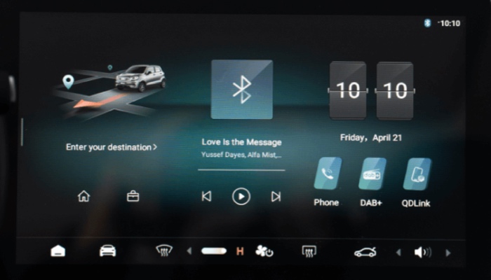 Ein Infotainmentsystem-Bildschirm in einem Auto. Links oben wird ein Navigationssymbol mit einem Auto angezeigt, darunter steht „Enter your destination“. In der Mitte oben befindet sich ein Bluetooth-Symbol mit dem Titel „Love Is the Message“ von Yussef Dayes, Alfa Mist. Rechts wird das Datum „Friday, April