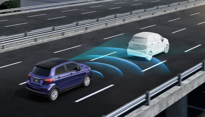 Ein blaues Auto fährt auf einer mehrspurigen Autobahn. Vor dem Auto ist die Silhouette eines anderen Fahrzeugs zu sehen. Zwischen beiden Autos sind blaue, bogenförmige Linien dargestellt, die ein Assistenzsystem zur Automatisierung oder Abstandskontrolle symbolisieren.